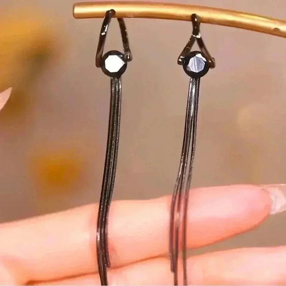Elegant Black Dangle Earrings - Picture 3 of 4